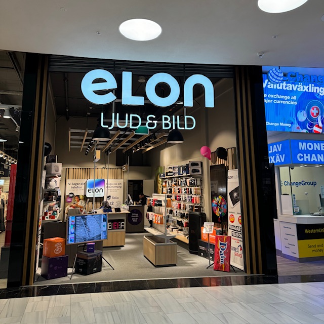Photo of an electronics store named